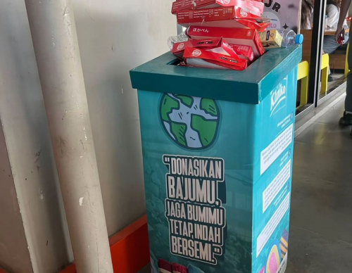 Pria Ini Geram Lihat Kotak Donasi Baju Dijadikan Tempat Sampah