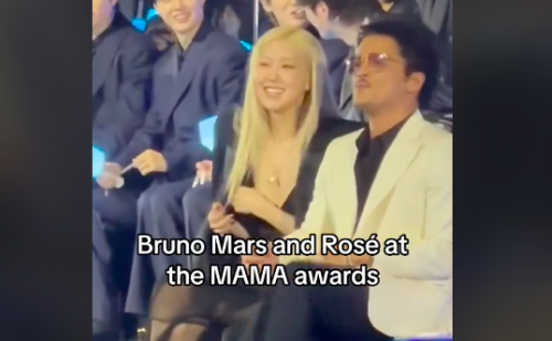Momen Gemas Rosamp;egrave; BLACKPINK dan Bruno Mars Hadir Bareng di MAMA Awards 2024