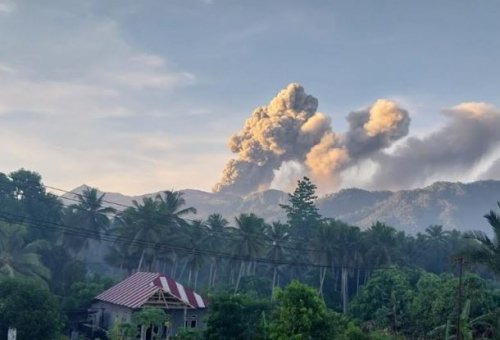 gunung-dukono-meletus-pagi-ini-masyarakat-radius-3-kilometer-dilarang-mendekat