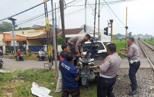 tragis-dua-pemotor-tertabrak-kereta-matarmaja-korban-tewas-mengenaskan