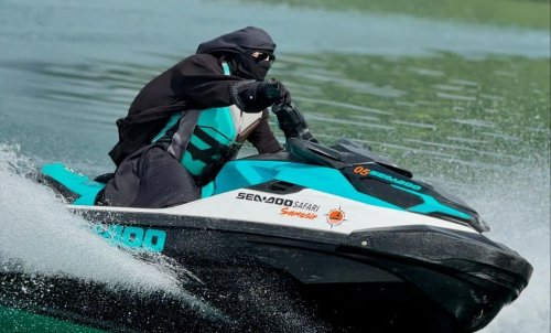 umi-pipik-tak-merasa-ribet-main-jet-ski-pakai-gamis-dan-cadar