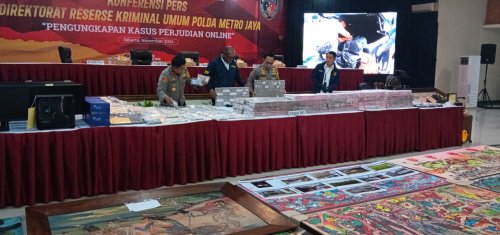 penampakan-uang-tunai-rp77-miliar-judi-online-yang-libatkan-pejabat-komdigi