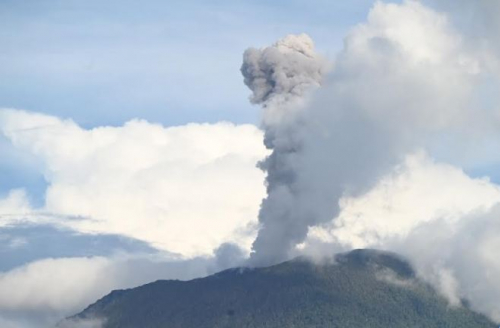 Gunung Ibu Meletus Sore Ini, Semburkan Abu Vulkanik 1200 Meter