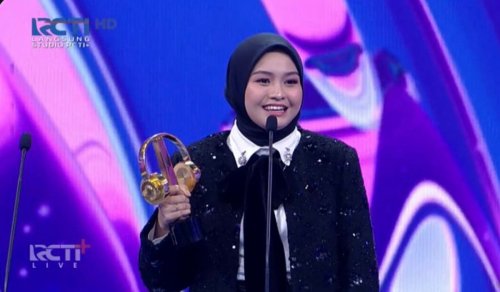 salma-salsabil-semringah-raih-penghargaan-breakthrough-artist-of-the-year-di-ima-2024