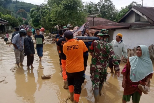 banjir-bandang-dan-longsor-terjang-4-kabupaten-di-sumut-16-orang-meninggal-dan7-hilang