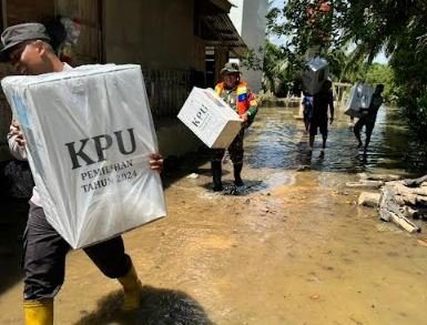 suka-duka-petugas-angkut-logistik-pilkada-lewati-banjir-dan-berjalan-kaki