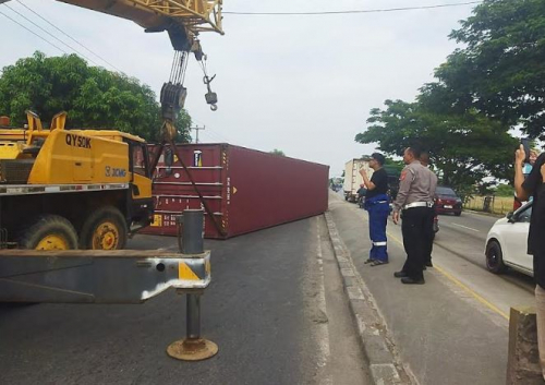 Seruduk Pagar Rumah Warga, Truk Kontainer Terguling di Jalur Pantura Indramayu