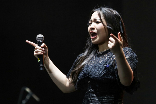 Bukan Galau, Wanita Ini Beribadah Salat di Tengah Konser Bernadya