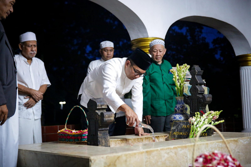 dari-ziarah-hingga-sungkem-ibunda-ini-agenda-ridwan-kamil-saat-pilkada-serentak-27-november