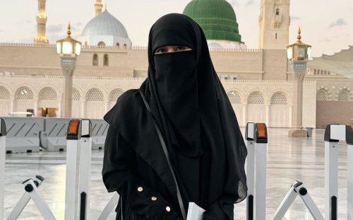 umi-pipik-rayakan-ultah-saat-umrah-teteskan-air-mata-di-depan-kakbah