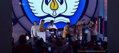 momen-prabowo-nyanyi-bareng-menteri-kapolri-hingga-panglima-tni-di-hari-guru-nasional