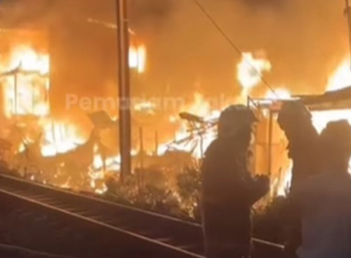 Kebakaran Landa Rumah di Petamburan Tanah Abang, Lokasi Samping Rel Kereta Api