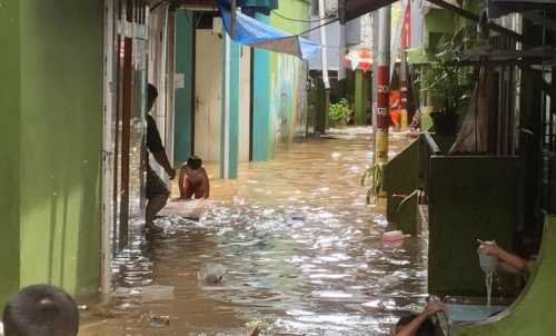 banjir-terjang-kebon-pala-jatinegara-warga-butuh-bantuan