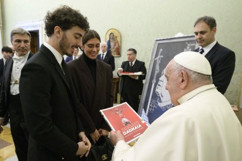 jumpa-paus-fransiskus-di-vatikan-francesco-bagnaia-terkesima-dengan-kharisma-bapa-suci