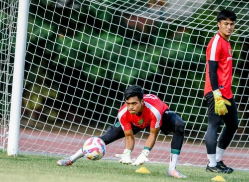 ernando-adi-cedera-andhika-ramadhani-siap-bekerja-keras-demi-posisi-kiper-utama-persebaya-surabaya