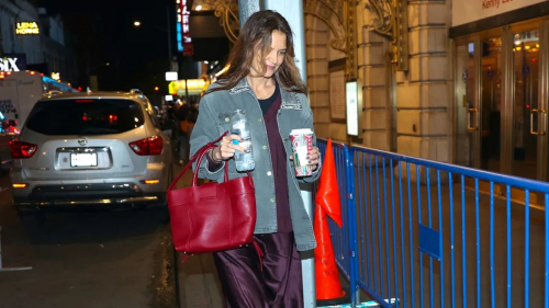 Tas Tote Merah Ceri Katie Holmes, Gaya Modern dengan Sentuhan Elegan ala Putri Diana