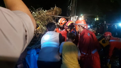 Proses Evakuasi Pasutri yang Tewas Tergencet Pohon Tumbang Berlangsung Dramatis