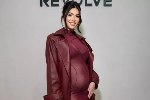 Megan Fox Tampil Memukau dengan Gaun Transparan di Masa Kehamilannya