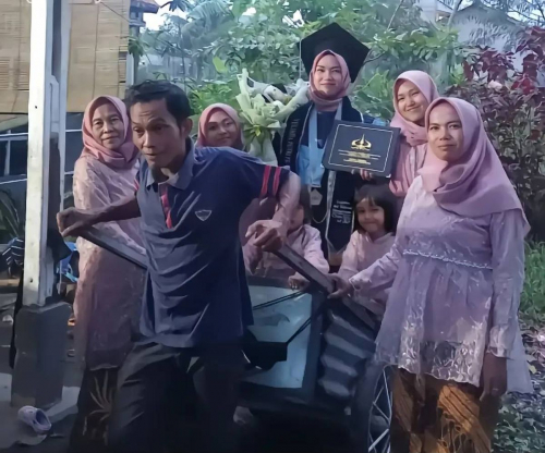 Momen Haru Seorang Ayah Rayakan Wisuda Putrinya, Diarak Pakai Gerobak Sampah