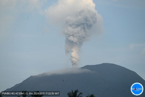 Gunung Ibu Meletus Sore Ini, Semburkan Abu Vulkanik 800 Meter