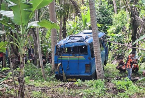 Pecah Ban, Microbus di Kulonprogo Terjun ke Jurang 7 Meter