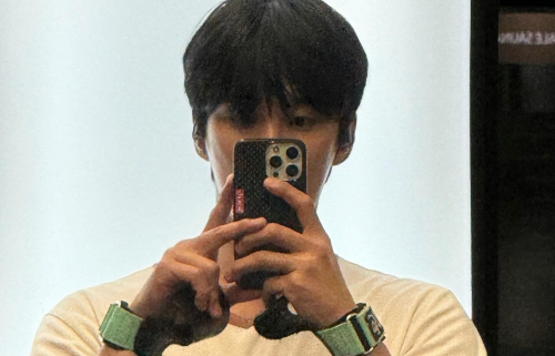 Ahn Bo Hyun Pamer Punggung Habis Kerokan, Netizen: Masuk Angin, Bang?