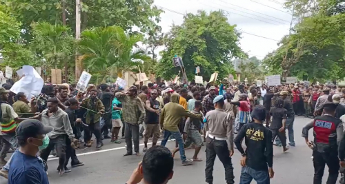 Massa Papua Bentrok dan Kibarkan Bendera Bintang Kejora di Yogyakarta, Sejumlah Polisi Jadi Korban