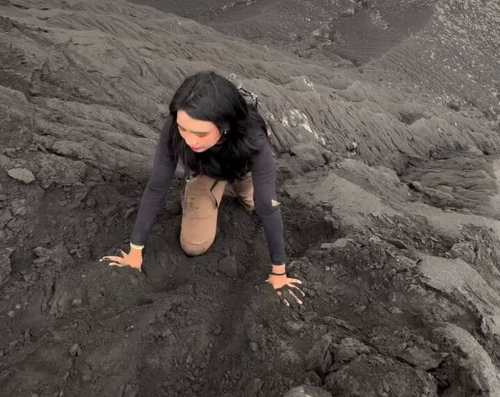 Viral Wanita Nekat Naik Gunung Dukono saat Erupsi, Bikin Netizen Auto Geram