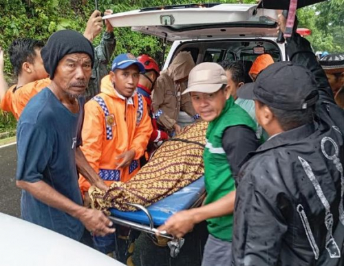 Tebing Setinggi 10 Meter Longsor Menimpa Rumah, Ibu dan Anak Tewas Tertimbun