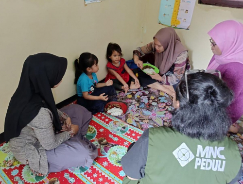 MNC Peduli Bagikan Makanan Bergizi Ikan Lele di Kampung Ciletuh Girang Bogor