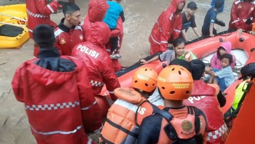 Banjir Bandang Terjang Kabupaten Sukabumi, Petugas SAR Evakuasi 24 Warga