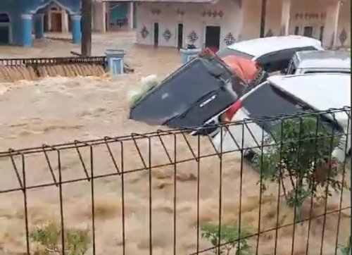 Viral 6 Mobil Hanyut Terbawa Banjir di Sukabumi