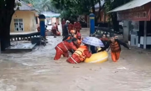 Banjir di Sukabumi, 7 Orang Dievakuasi saat Terjebak di Kandang Ayam