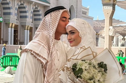 Zumi Zola dan Putri Zulhas Dinikahkan Ustadz Adi Hidayat di Madinah