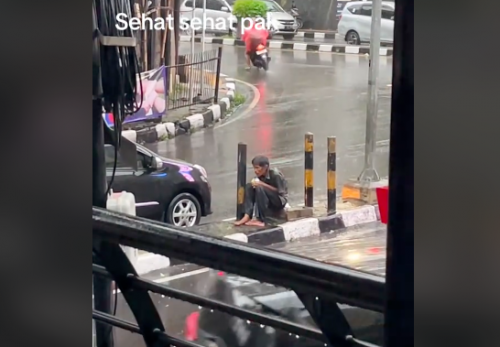 Viral Bapak Tua Hujan-hujanan Tawarkan Jasa Bersihkan Kaca Mobil, Netizen Banjir Air Mata