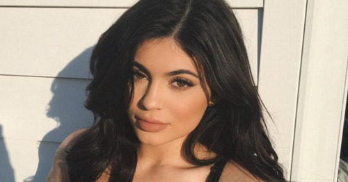 Mewah Banget, Begini Penampakan Pohon Natal Kylie Jenner yang Megah dan Indah