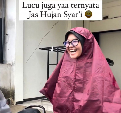 Momen Kocak Seorang Perempuan Ini Pakai Jas Hujan Syari, Dikira Mukena Bahan Parasut