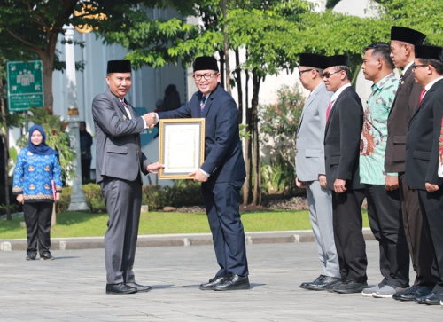 Pemkab Bandung Barat Sabet Penghargaan UHC Award 2024 saat HKN ke-60