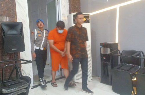 Pria Beristri Ini Nekat Masturbasi di Belakang Wanita Cantik saat Antre di Kasir Mal