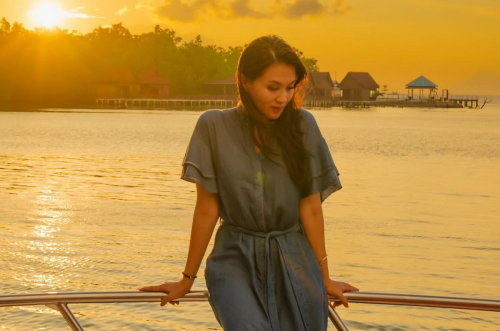 5 Potret Cantik Sherly Tjoanda, Istri Mendiang Benny Laos yang Awet Muda di Usia Kepala Empat