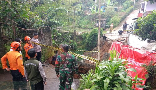 Jembatan Penghubung 2 Desa di Bogor Ambruk