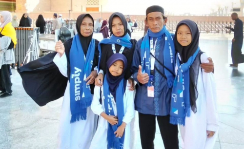 Potret Sunhaji dan Keluarga Tiba di Tanah Suci untuk Umrah