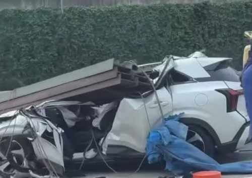 Truk Engkel Kecelakaan di Tol Desari, Muatan Besi Timpa Minibus hingga Ringsek