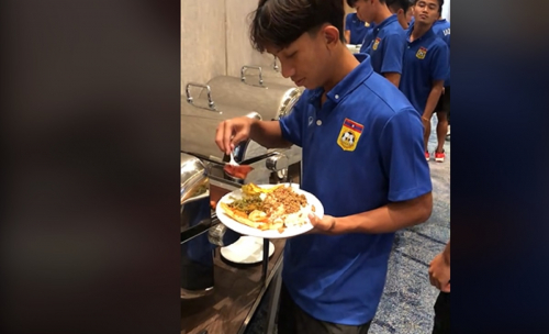 Masyarakat Indonesia Soroti Pemain Timnas Laos yang Antusias Makan Prasmanan di Hotel Mewah Jelang Lawan Timnas Indonesia