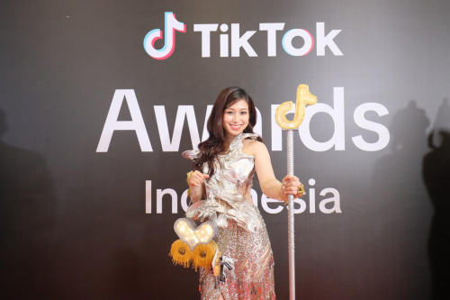 Irene Suwandi Tampil Memukau di TikTok Awards 2024, Pakai Gaun Rancangan Desainer BLACKPINK