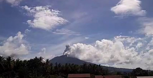 Gunung Ibu Erupsi, Muntahkan Abu Vulkanik Setinggi 800 Meter