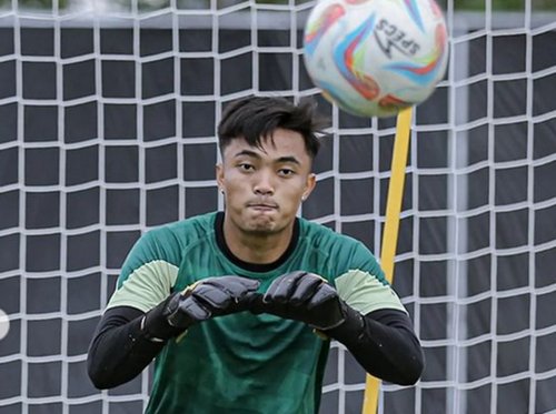 kiper-timnas-indonesia-ernando-ari-ditunjuk-jadi-kapten-persebaya-surabaya-ini-alasan-paul-munster