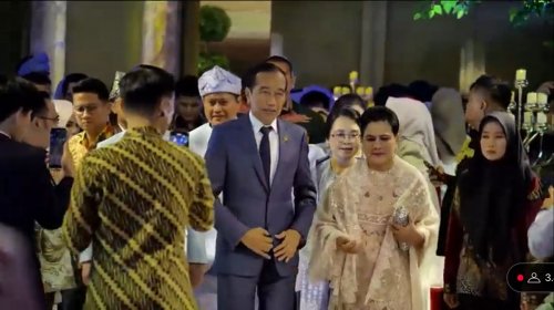 potret-jokowi-dan-iriana-hadir-di-acara-resepsi-pernikahan-putri-zulhas-dan-zumi-zola