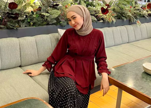 Baju Maroon Cocok dengan Jilbab Warna Apa? Ini 6 Rekomendasinya