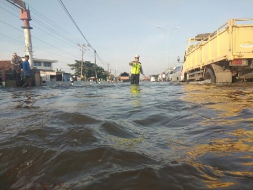 banjir-rob-terjang-kawasan-muara-angke-hingga-ancol